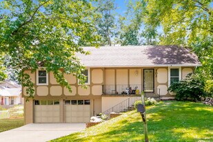 102 Gilbert St in Lansing, KS - Building Photo