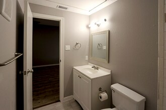 8800 Westplace Dr in Houston, TX - Building Photo - Building Photo