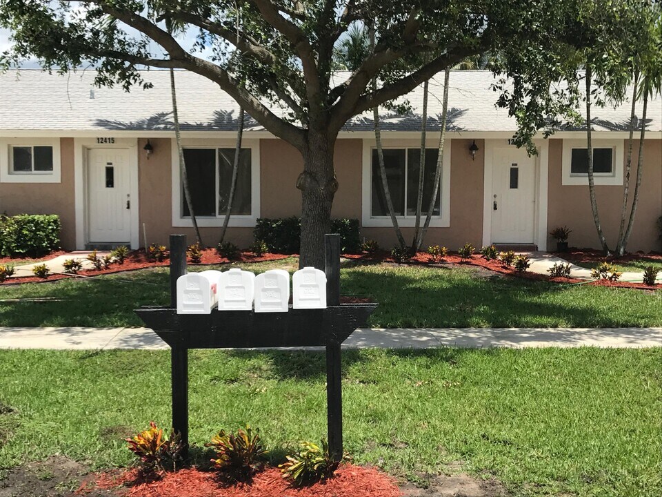 12419 Westhampton Cir in Wellington, FL - Building Photo