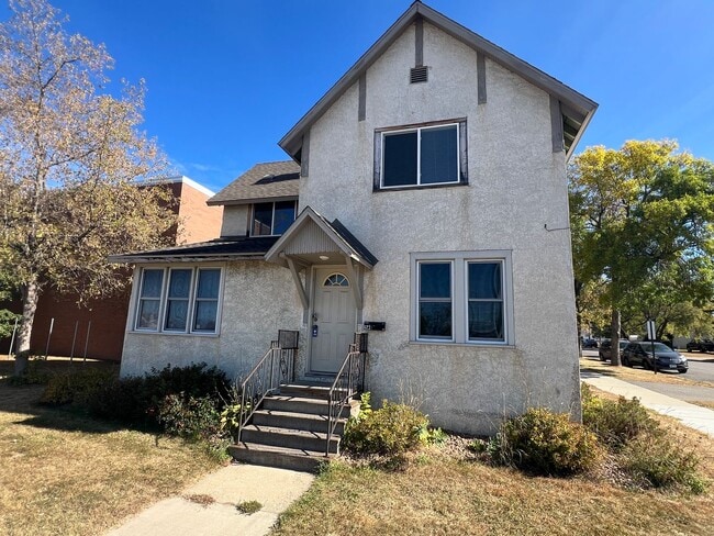 property at 623 S 6th St