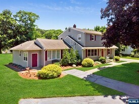 326 Ramapo Valley Rd in Oakland, NJ - Building Photo