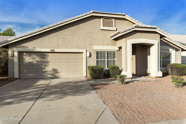 4520 E St John Rd in Phoenix, AZ - Foto de edificio - Building Photo
