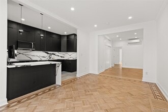 61-33 Palmetto St in Queens, NY - Foto de edificio - Building Photo