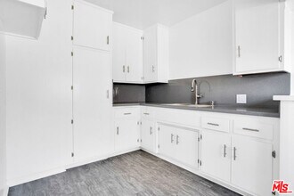 176 W Elmwood Ave in Burbank, CA - Building Photo - Building Photo