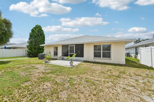2122 Pleasure Run Dr in Ruskin, FL - Building Photo