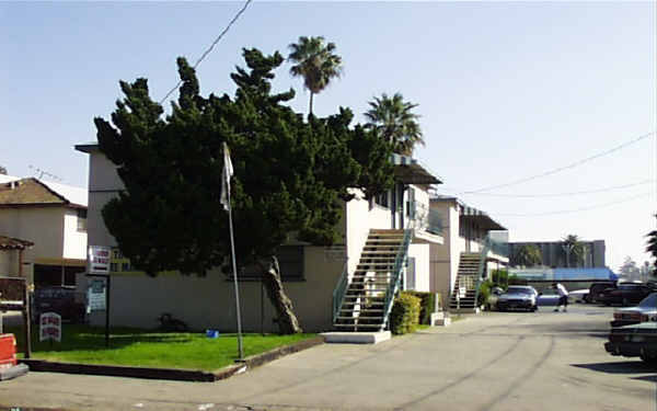 6918 Vesper Ave in Van Nuys, CA - Building Photo - Building Photo