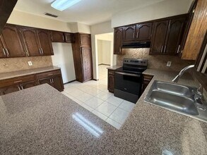 516 St James Dr in Laredo, TX - Building Photo - Building Photo