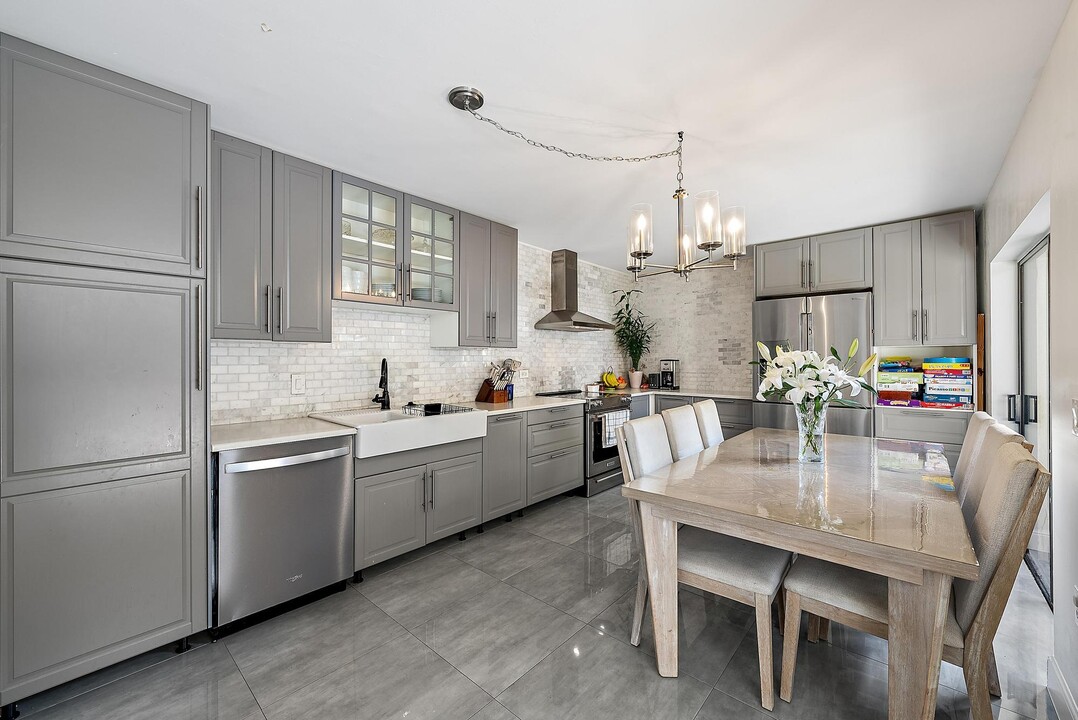 617 6th Terrace in Palm Beach Gardens, FL - Building Photo