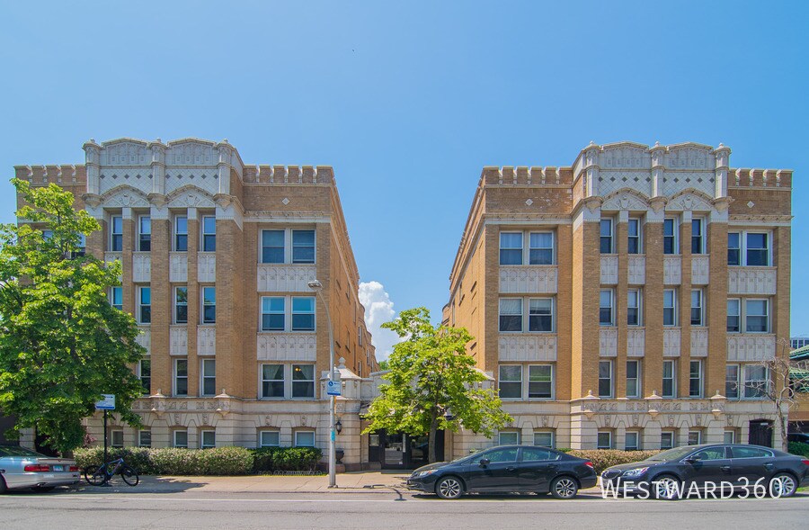 4240 N Clarendon Ave in Chicago, IL - Building Photo