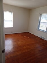 9108 Leamont Dr in Jennings, MO - Foto de edificio - Building Photo