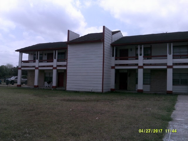 100 E Magnolia Ave in La Feria, TX - Foto de edificio