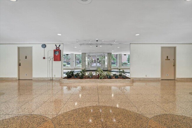 1 Sadore Ln in Yonkers, NY - Building Photo - Building Photo
