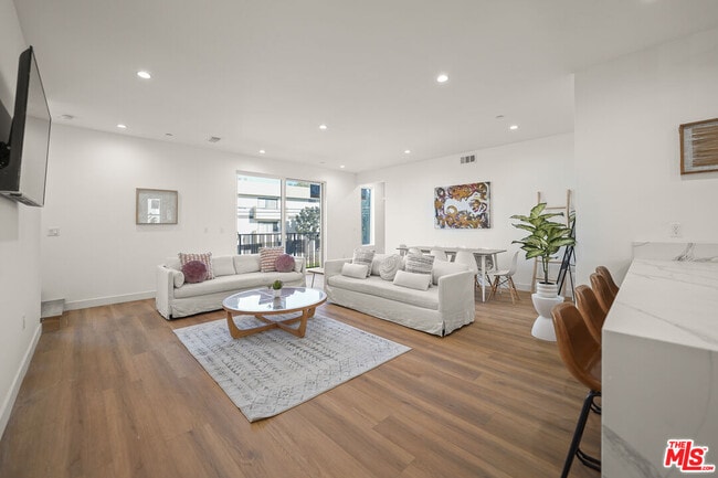 13692 Erwin St in Los Angeles, CA - Building Photo - Building Photo