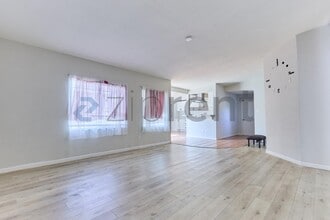 915 N Holly St in Anaheim, CA - Foto de edificio - Building Photo