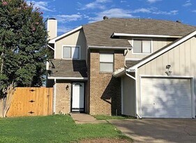 2610 Isbella Dr in Grand Prairie, TX - Building Photo