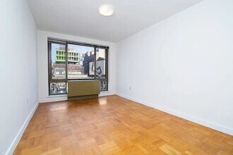 460 W 20th St in New York, NY - Building Photo - Building Photo