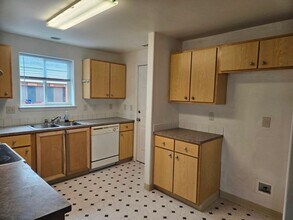 3038 Hollyridge in Salem, OR - Building Photo - Building Photo