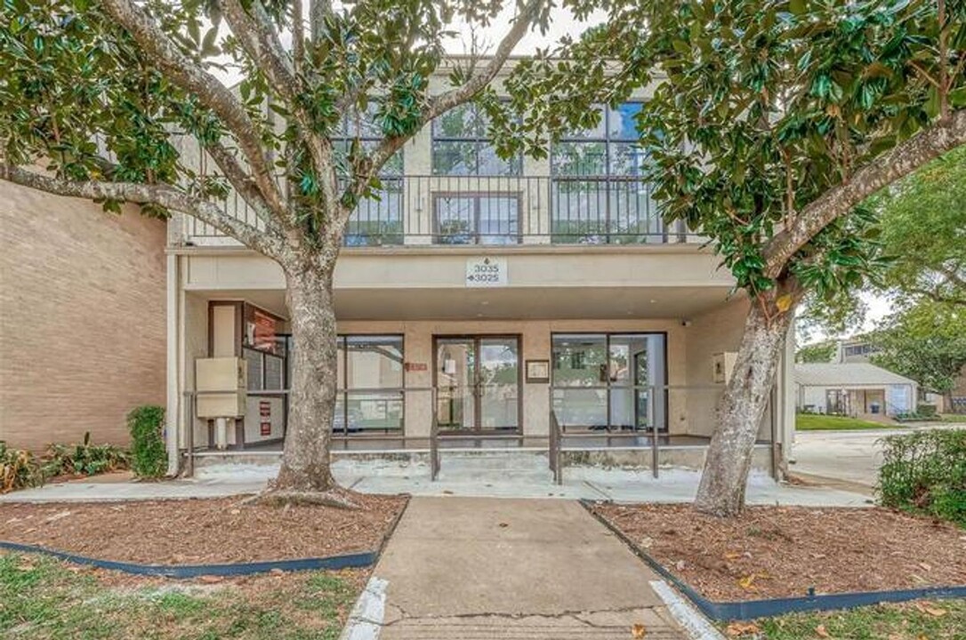 3025 Walnut Bend Ln in Houston, TX - Building Photo