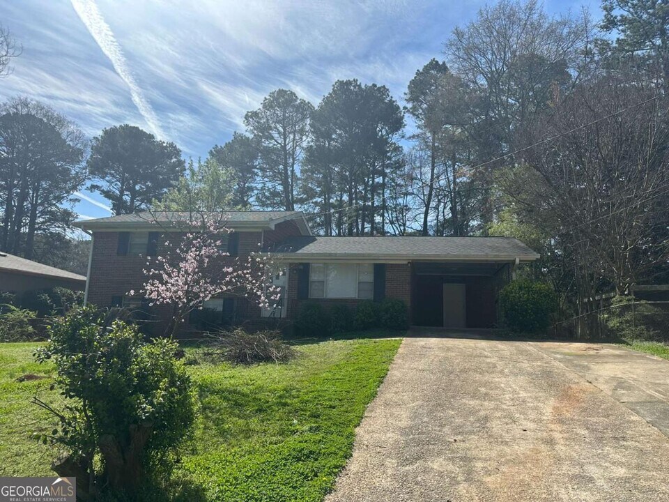 1009 Pinecrest Dr in Forest Park, GA - Building Photo