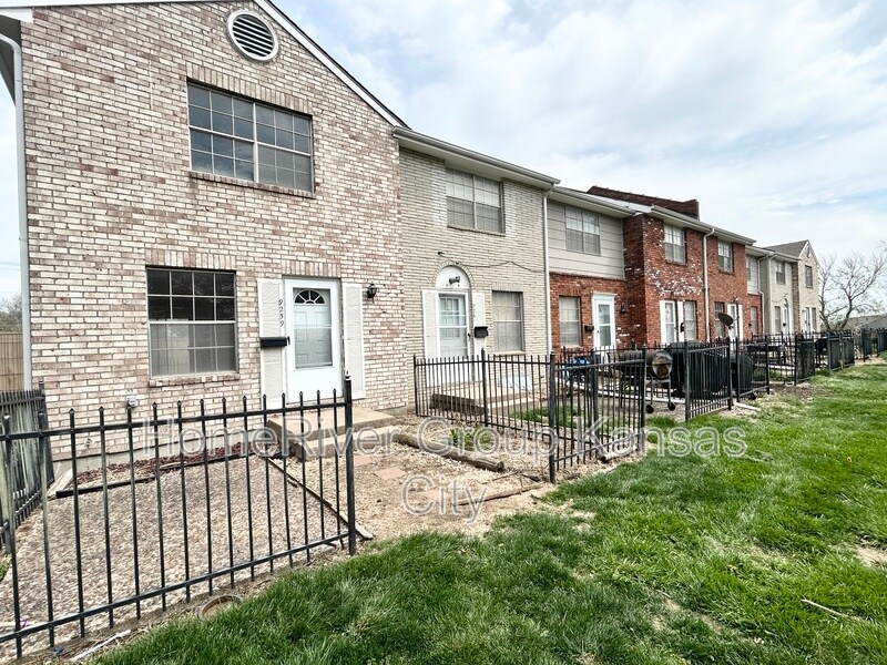 9259 Nieman Rd in Overland Park, KS - Building Photo