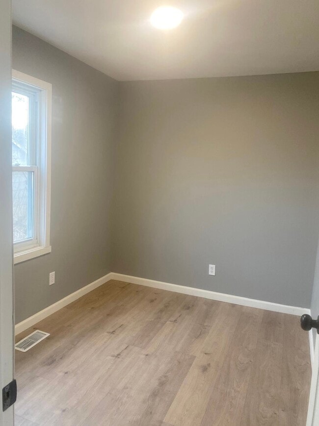 2198 Utley Rd in Flint, MI - Foto de edificio - Building Photo