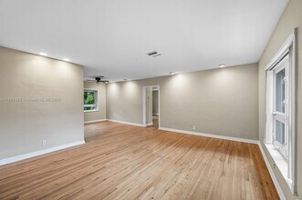 7636 SW 56th Ave in Miami, FL - Building Photo - Building Photo