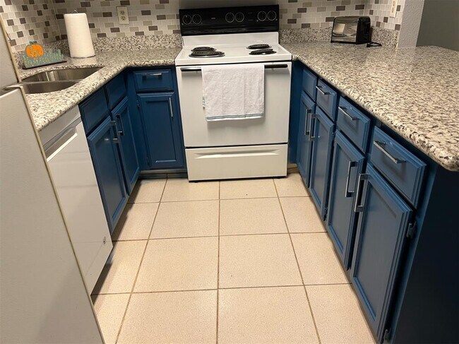 3900 Woodchase Dr photo'