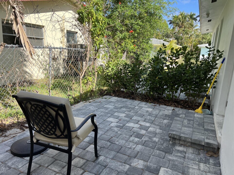 1740 Smugglers Cove in Naples, FL - Building Photo
