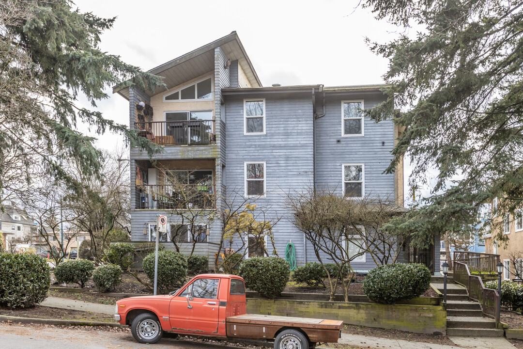 McGill Manor in Vancouver, BC - Building Photo