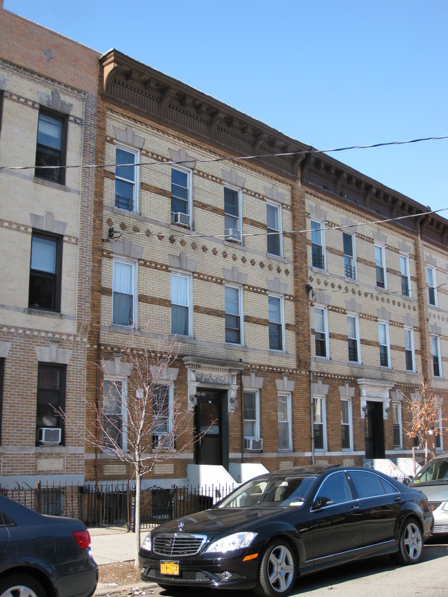 30-38 44th St in Long Island City, NY - Foto de edificio - Building Photo