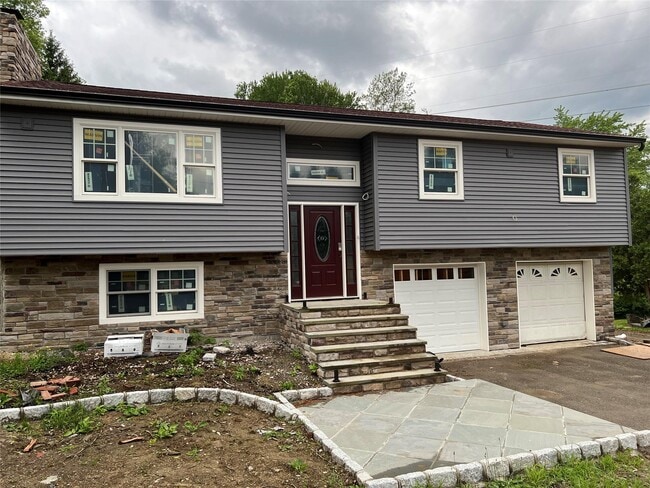 property at 4 Glen Ct