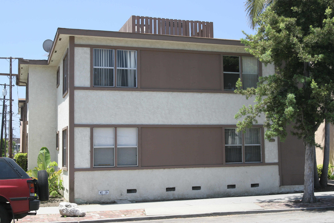 5206 E The Toledo in Long Beach, CA - Building Photo