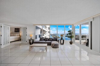 1717 N Bayshore Dr in Miami, FL - Building Photo - Building Photo