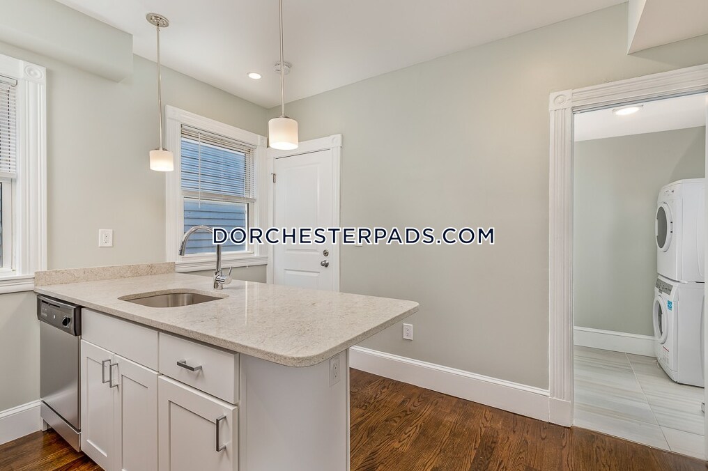 147 Boston St in Boston, MA - Building Photo