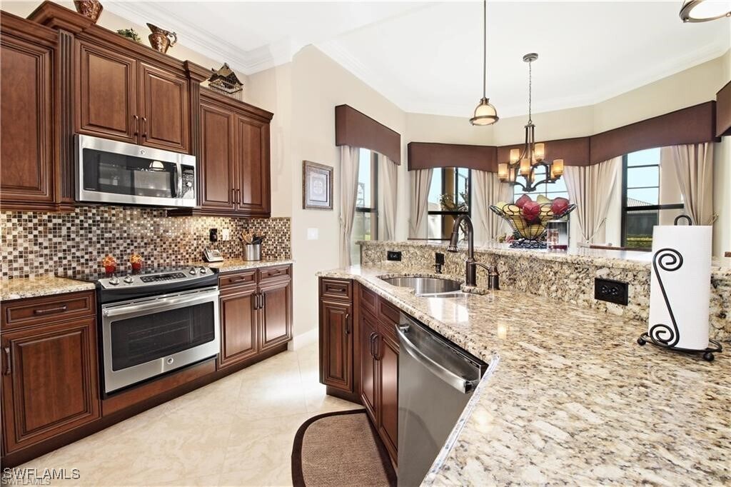 7352 Lantana Way in Naples, FL - Foto de edificio