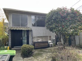 566 Prior St in Vancouver, BC - Building Photo