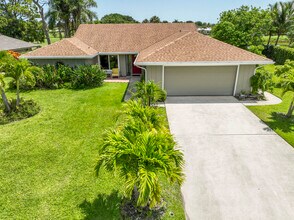 7955 SE Trenton Ave in Hobe Sound, FL - Building Photo - Building Photo