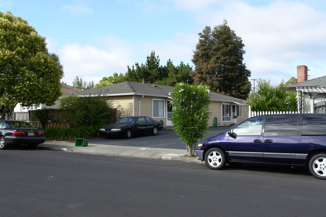 1356 Sierra St in Redwood City, CA - Foto de edificio - Building Photo