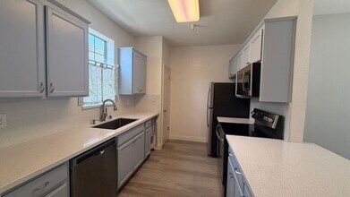 250 Santa Fe Terrace in Sunnyvale, CA - Building Photo - Building Photo