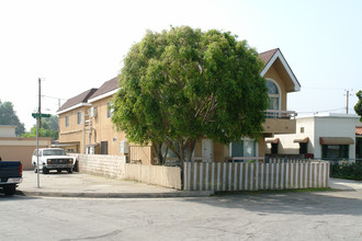 160 W Elm Ct in Burbank, CA - Building Photo - Building Photo