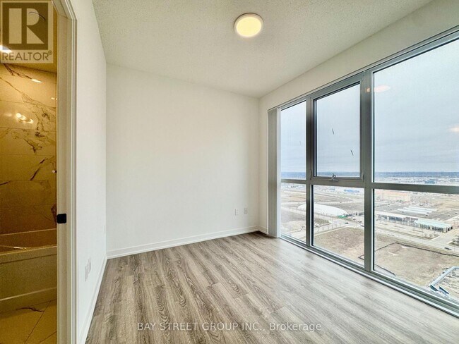 8 Interchange Wy in Vaughan, ON - Building Photo - Building Photo