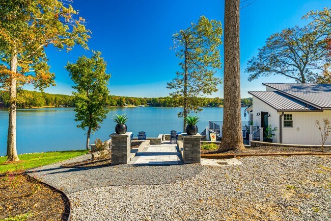 6788 Bucleigh Rd in Clover, SC - Building Photo - Building Photo