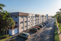 Paradise Villas in Hallandale Beach, FL - Building Photo - Building Photo