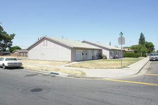296 E 11th St in Merced, CA - Building Photo