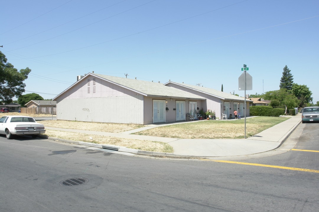 296 E 11th St in Merced, CA - Foto de edificio