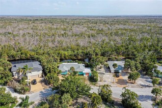 1057 Blue Heron Dr in Sanibel, FL - Building Photo - Building Photo