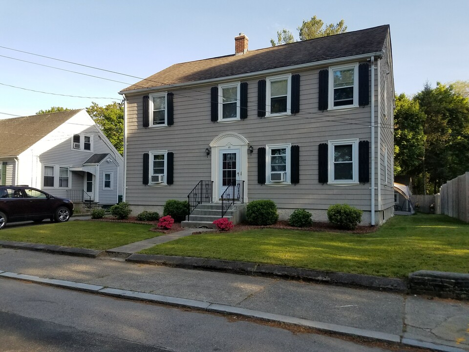 32 Clarence St, Unit 2 Second Floor in Attleboro, MA - Building Photo