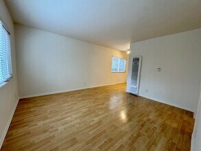127 Vista Pl in Los Angeles, CA - Building Photo - Building Photo