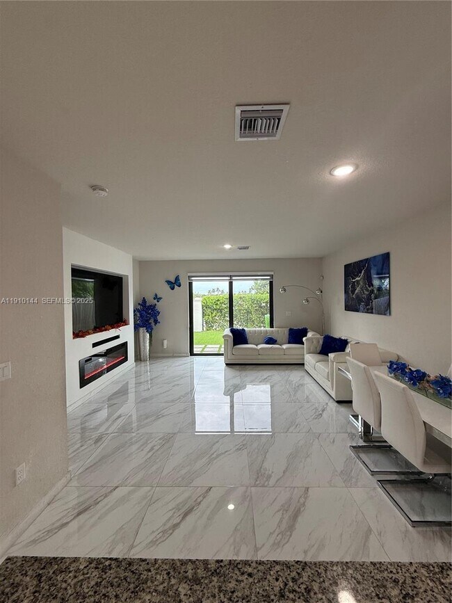 10917 SW 232nd Terrace in Princeton, FL - Building Photo - Building Photo