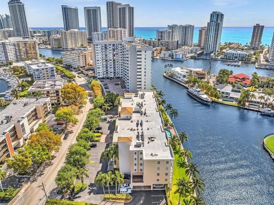201 Golden Isles Dr in Hallandale Beach, FL - Building Photo